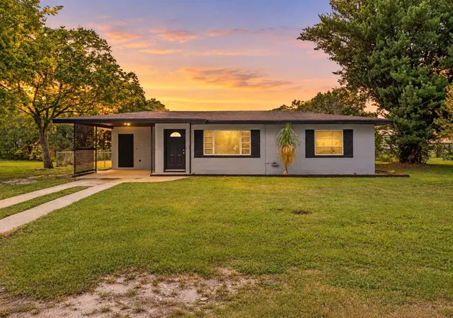 Single family home for sale at 2012 Helms Ave, LEESBURG, FL 34748 | MLS# N6146401