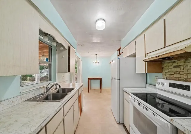 Photo 2 of Single family home for sale at 508 S Dixie Ave, Fruitland Park, FL 34731 | MLS# O6453786 | Listing updated on 2026-10-30