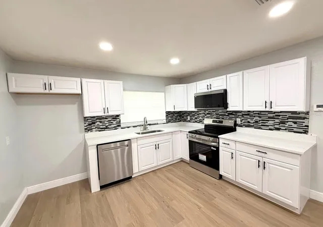 Photo 4 of Single family home for sale at 621 Westdale Ave, Orlando, FL 32805 | MLS# O6453841 | Listing updated on 2026-10-30