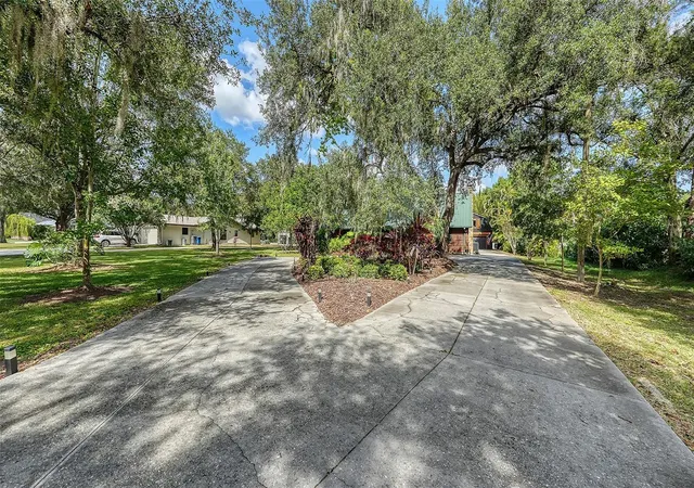 Photo 4 of Single family home for sale at 10604 Oak Run Dr, Bradenton, FL 34211 | MLS# A4711397 | Listing updated on 2026-10-31