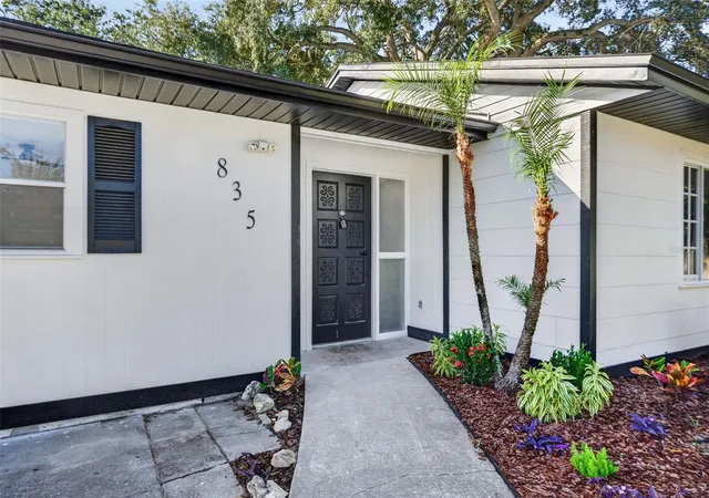 Photo 2 of Single family home for sale at 835 Poinsettia Ave, Tarpon Springs, FL 34689 | MLS# O6453915 | Listing updated on 2026-10-30