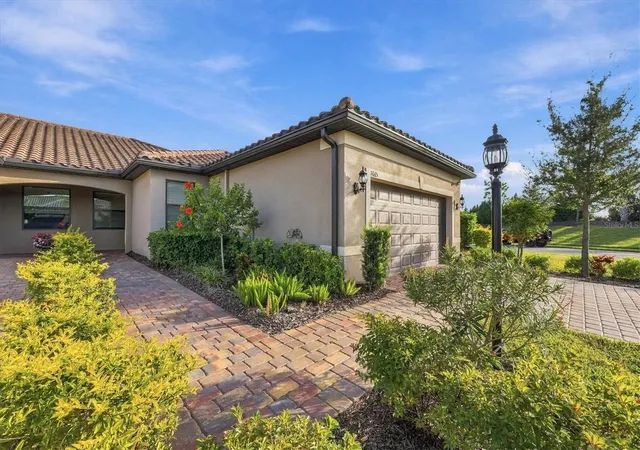 Photo 2 of House for sale at 7665 Summerland Cvs, Bradenton, FL 34202 | MLS# A4711400 | Listing updated on 2026-10-30