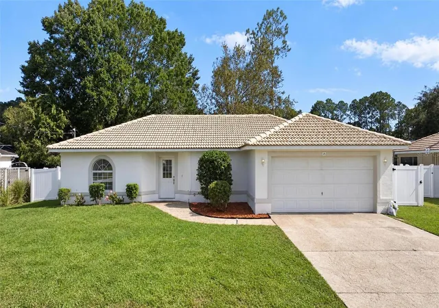 Photo 2 of Single family home for sale at 25 Potters Ln, Palm Coast, FL 32164 | MLS# V4952071 | Listing updated on 2026-10-30