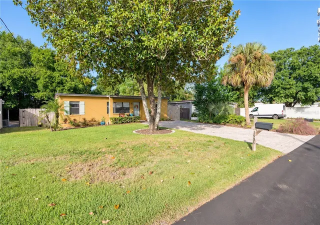 Photo 2 of Single family home for sale at 1935 Azalea Ave, Winter Park, FL 32792 | MLS# O6453931 | Listing updated on 2026-10-30