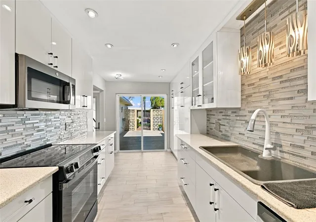 Photo 3 of House for sale at 452 Boca Ciega Point Blvd S, Saint Petersburg, FL 33708 | MLS# TB8563183 | Listing updated on 2026-10-30