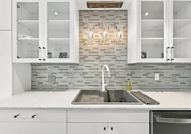 Photo 4 of House for sale at 452 Boca Ciega Point Blvd S, Saint Petersburg, FL 33708 | MLS# TB8563183 | Listing updated on 2026-10-30