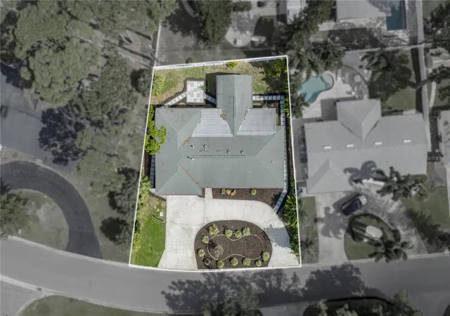 Photo 3 of Single family home for sale at 1302 Robin Rd S, Saint Petersburg, FL 33707 | MLS# TB8563263 | Listing updated on 2026-10-31