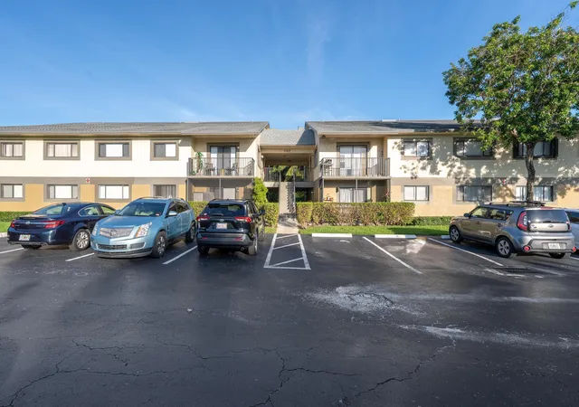 Listing Photo 1 - Condo for sale in building located at 567 Trace Cir, Deerfield Beach, FL 33441 - Unit #106