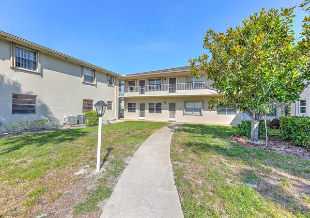 Listing Photo 1 - Condo for sale in building located at 25 Lake Vis Trl, Fort Pierce, FL 34952 - Unit #203