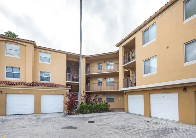 Listing Photo 1 - Condo for sale in building located at 761 N Pine Island Rd, Plantation, FL 33324 - Unit #106