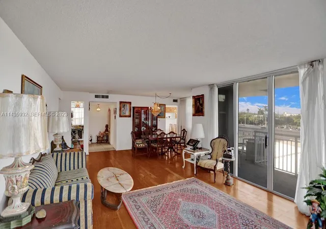 4th image of 18051 Biscayne Blvd #304, Aventura, FL 33160 | MLS# A11435932