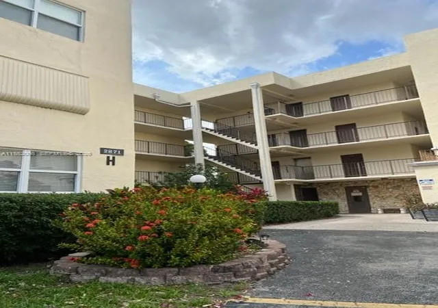 3rd image of 2871 Somerset Dr #218, Lauderdale Lakes, FL 33311 | MLS# A11552006