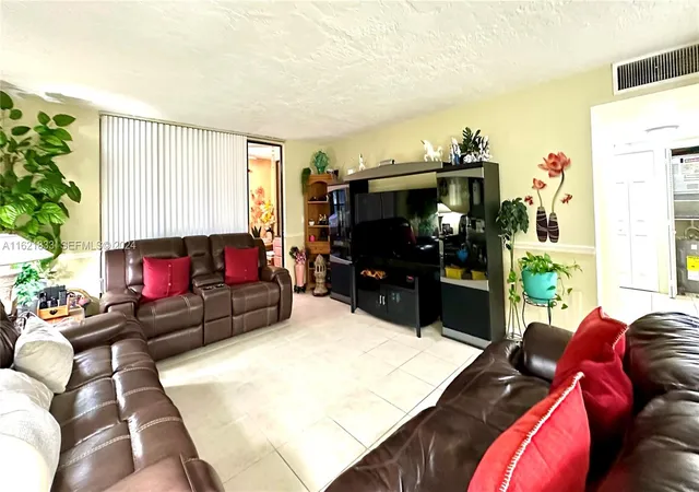 Homes for sale in Lauderdale Lakes, FL | 2831 Somerset Dr #206, Lauderdale Lakes, FL 33311 | MLS# A11621833