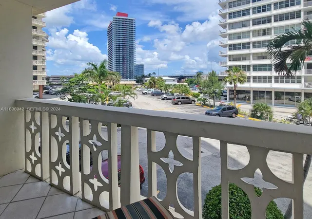 4th image of 1825 S Ocean Dr, Miami, FL 33009