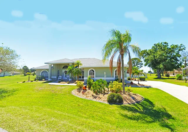 2nd image of 424 Holly Dr, Sebring, FL 33876 | MLS# R11061781