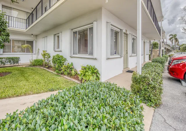 1st image of 3040 Lake Osborne Dr #106, Lake Worth Beach, FL 33461 | MLS# R11032693