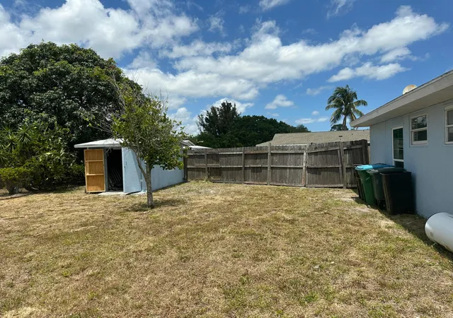 4th image of 201 Ne Solida Cir, Port St Lucie, FL 34983 | MLS# R11089355