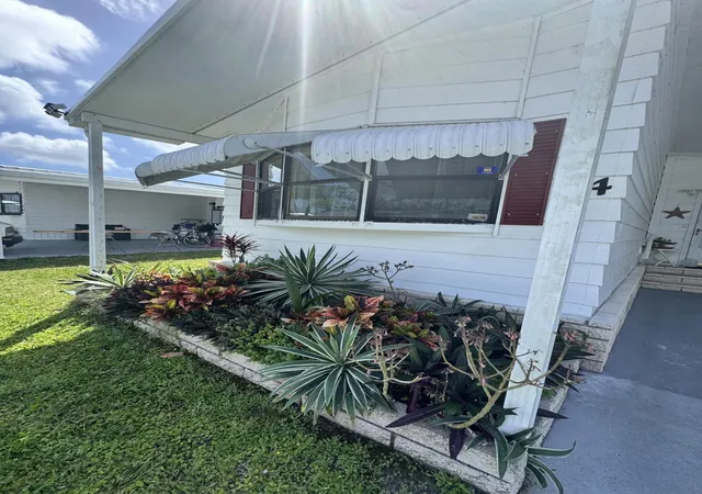 Photo 2 of Manufactured home for sale at 24 Villa Del Norte, Fort Pierce, FL 34951 | MLS# R11083899 | Listing updated on 2026-09-23
