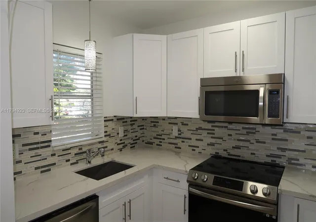 Homes for sale in Fort Lauderdale, FL | 801 Ne 18th Ave #14, Fort Lauderdale, FL 33304 | MLS# A11794920