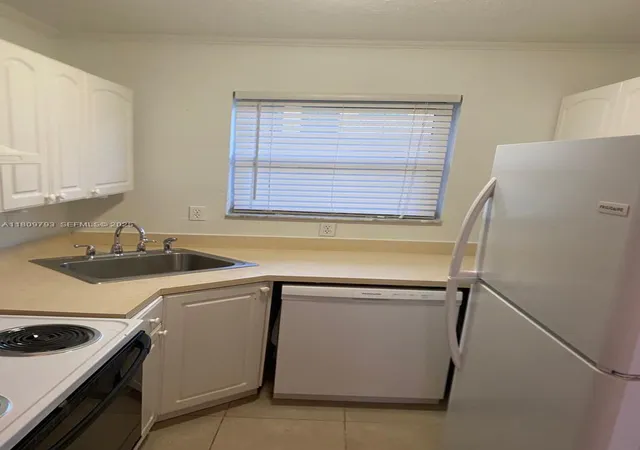 5th image of 1975 Ne 135Th St, Miami, FL 33181