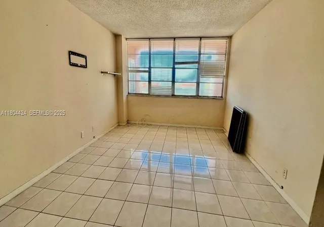 5th image of 2025 Ne 164Th St #506, North Miami Beach, FL 33162 | MLS# A11804424