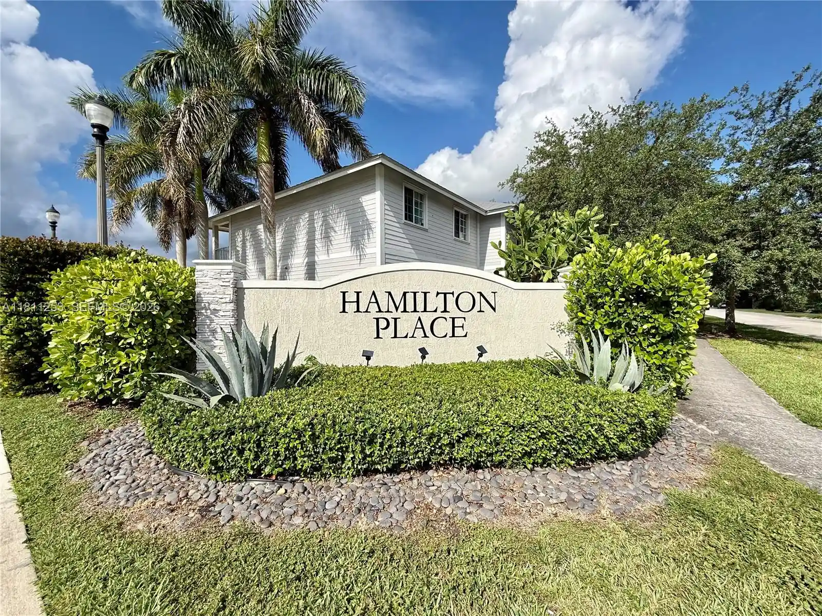 Photo 1 of Townhouse for sale at 907 Se 17th Ct, Florida City, FL 33034 | MLS# A11811253 | Listing updated on 2026-09-23