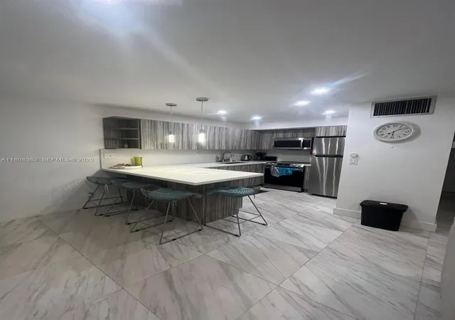 3rd image of 2145 Pierce St #422, Hollywood, FL 33020 | MLS# A11808362
