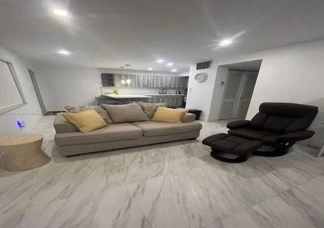 4th image of 2145 Pierce St #422, Hollywood, FL 33020 | MLS# A11808362