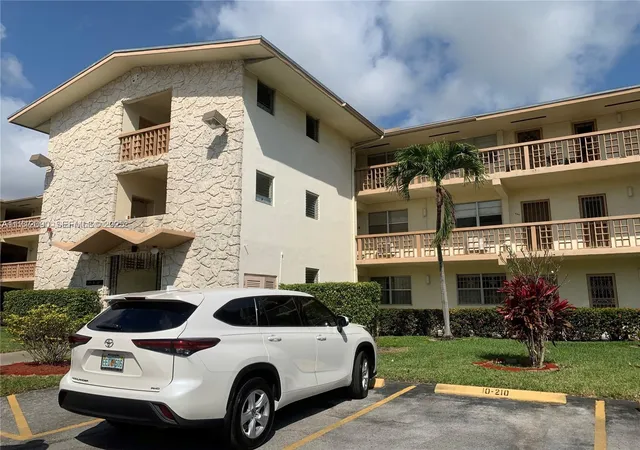 Homes for sale in Miami, FL | 1395 Ne 167Th St, Miami, FL 33162
