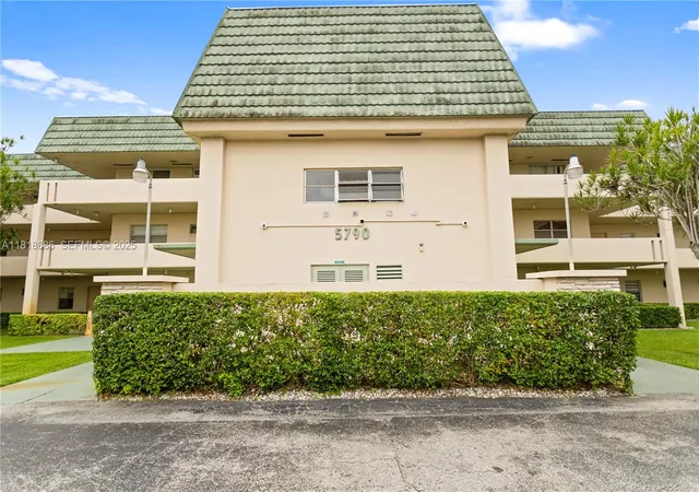 2nd image of 5790 Stirling 212 #212, Hollywood, FL 33021 | MLS# A11818686