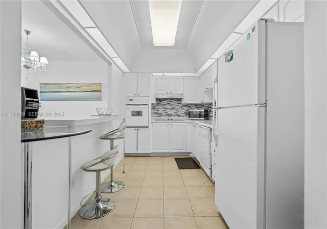 11th image of 19370 Collins Ave #614, Sunny Isles Beach, FL 33160 | MLS# A11759998