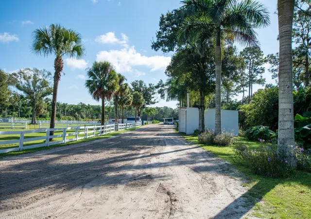 3rd image of 1044 D Rd, Loxahatchee, FL 33470 | MLS# R10971609