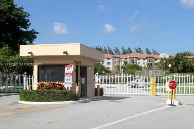 Photo 1 of Condo for sale at 480 Executive Center Dr #4L, West Palm Beach, FL 33401 | MLS# A11498206 | Listing updated on 2026-09-23