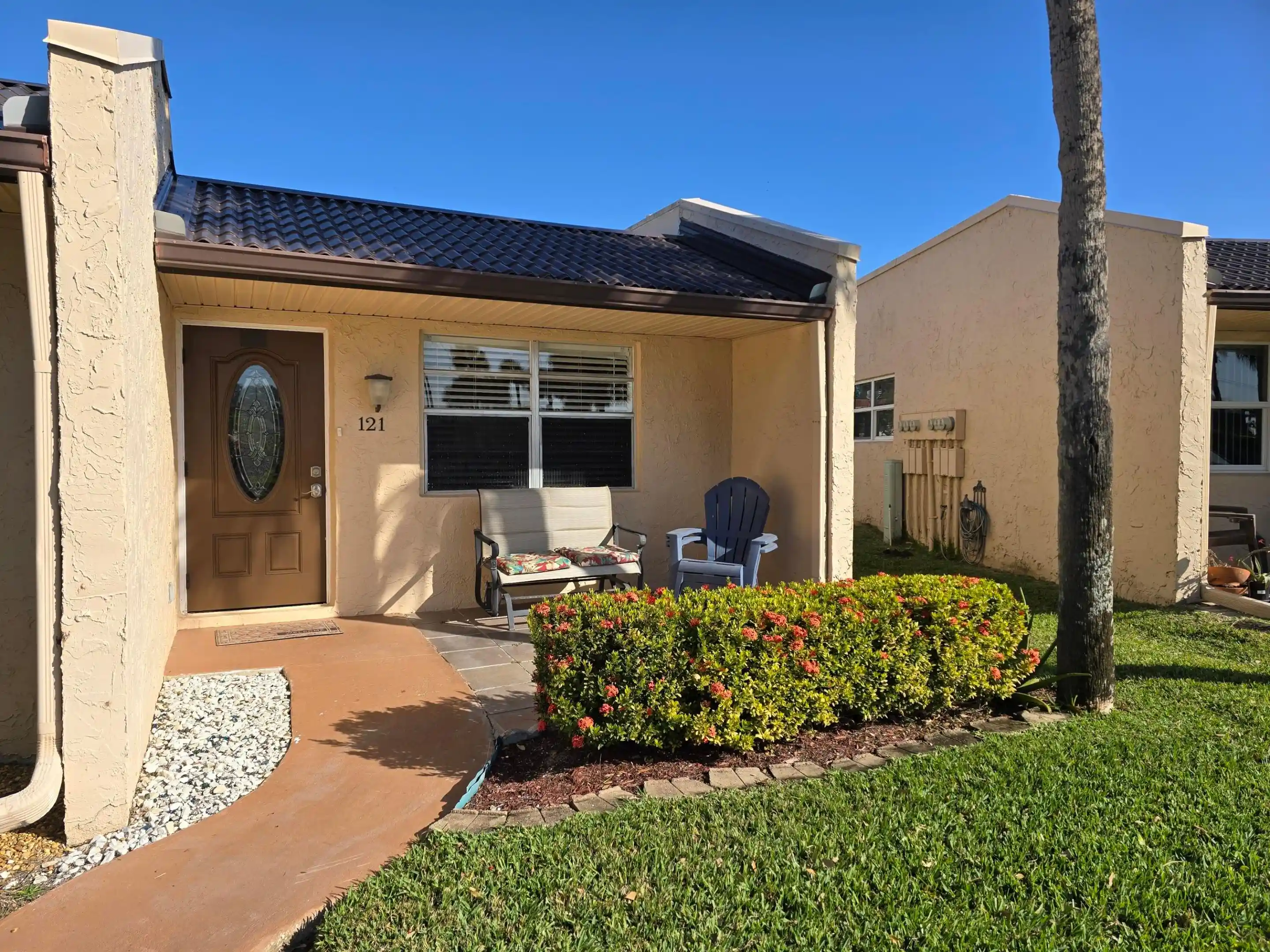 Photo 1 of Single family home for sale at 121 Lake Gloria Dr, West Palm Beach, FL 33411 | MLS# R11050603 | Listing updated on 2026-10-02