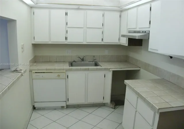 4th image of 4174 Inverrary Dr #911, Lauderhill, FL 33319 | MLS# A10680698