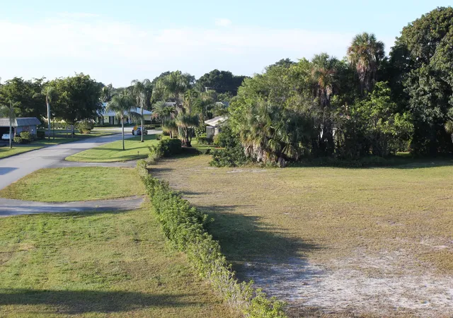5th image of 331 Orange Tree Dr, Lake Worth, FL 33462 | MLS# R10688006