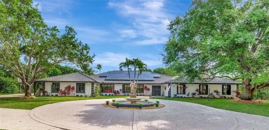 Photo 1 of Sale Pending at 10300 Prestwick Rd, Boynton Beach, FL 33436 | MLS# F10429299 | Listing updated on 2026-10-27