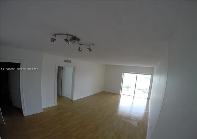 3rd image of 400 Kings Point Dr #905, Sunny Isles Beach, FL 33160 | MLS# A11569690