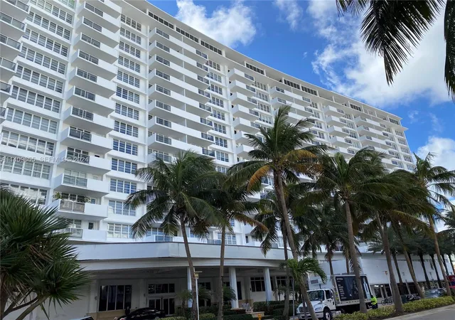 3rd image of 100 Lincoln Rd #939, Miami Beach, FL 33139 | MLS# A11409655