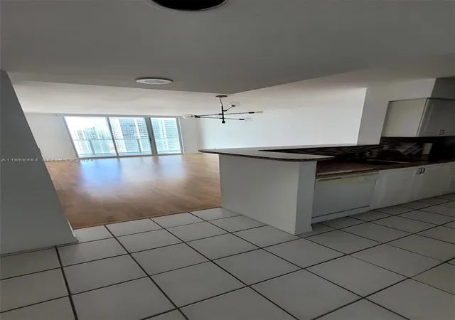 3rd image of 1155 Brickell Bay Dr #2805, Miami, FL 33131 | MLS# A11556483