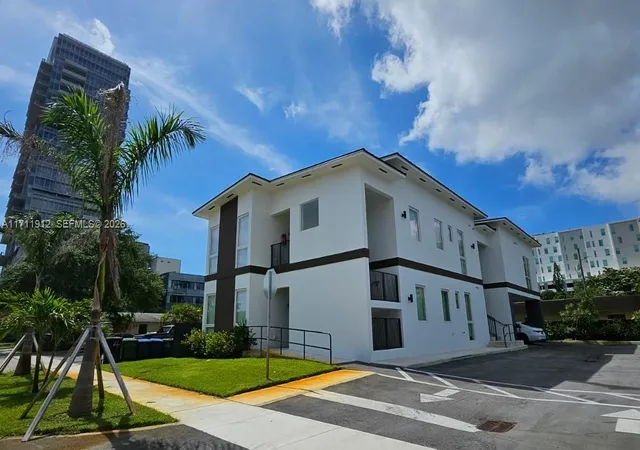1st image of 210 Se 10th St, Hallandale Beach, FL 33009 | MLS# A11711912