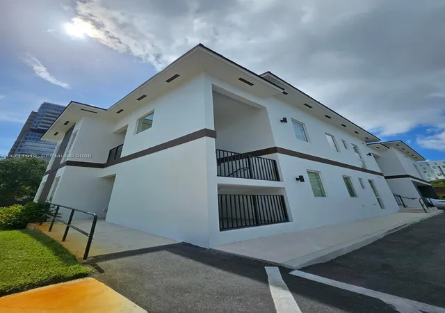 2nd image of 210 Se 10th St, Hallandale Beach, FL 33009 | MLS# A11711912