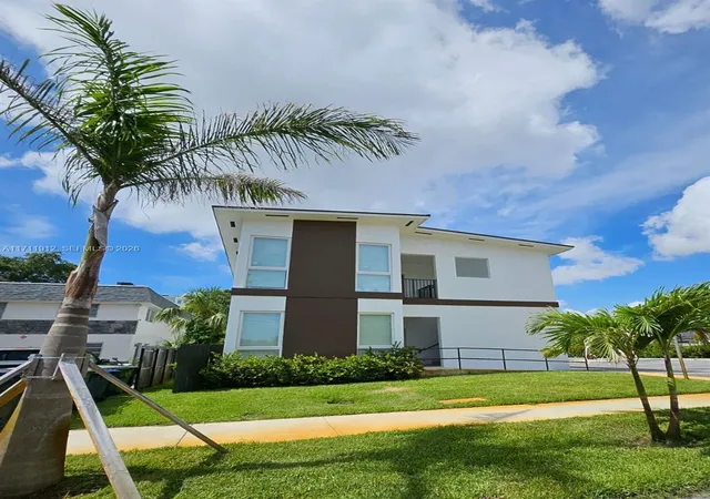 3rd image of 210 Se 10Th St, Hallandale Beach, FL 33009 | MLS# A11711912
