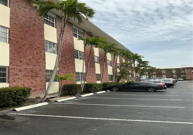 2nd image of 2426 Se 17th Cswy #109A, Fort Lauderdale, FL 33316 | MLS# A11814504