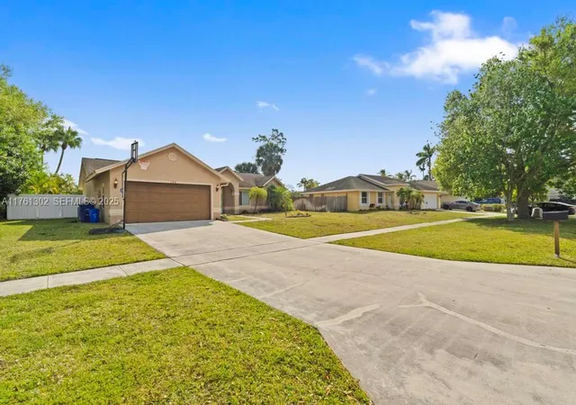 3rd image of 155 Kings Wy, Royal Palm Beach, FL 33411 | MLS# A11761302