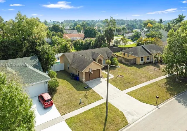 4th image of 155 Kings Wy, Royal Palm Beach, FL 33411 | MLS# A11761302