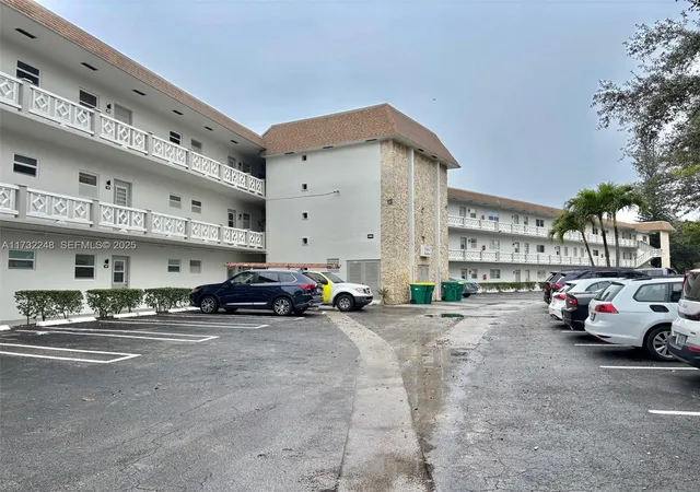 2nd image of 4806 Nw 36Th St, Lauderdale Lakes, FL 33319