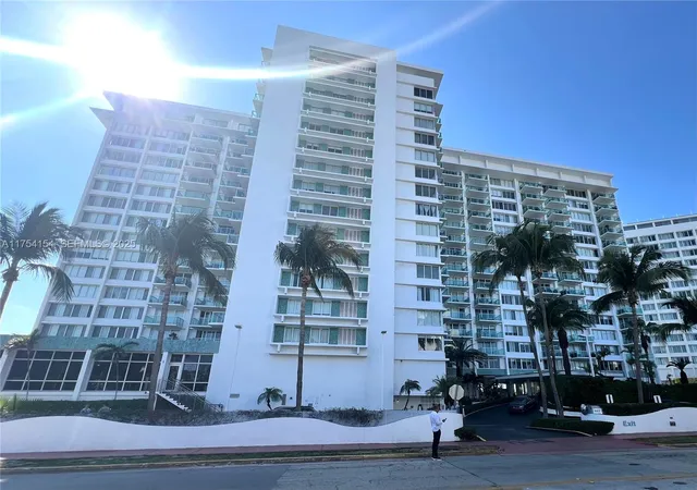 3rd image of 1000 West Ave #908, Miami Beach, FL 33139 | MLS# A11754154