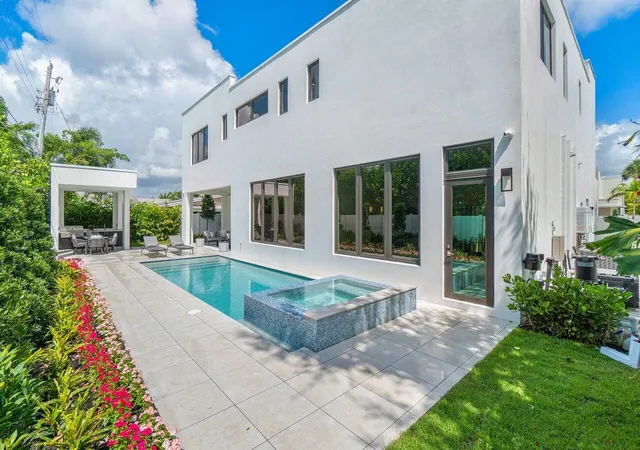Homes for sale in Fort Lauderdale, FL | 2737 Ne 18th St, Fort Lauderdale, FL 33305 | MLS# R11025419