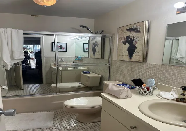 4th image of 309 S Royal Poinciana Blvd, Miami Springs, FL 33166